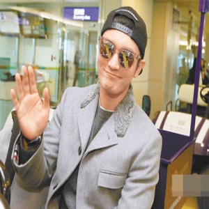 恩爱相随！黄晓明台湾出席代言活动 baby贴心陪伴(图)