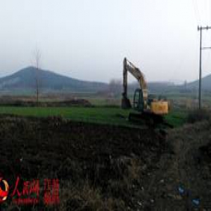 因土地纠纷 女子开挖掘机碾死7旬老人