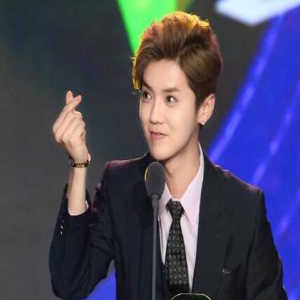 频被粉丝喊话穿秋裤 鹿晗：身体棒不穿也没关系