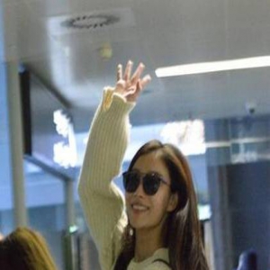 倪妮简约装扮素颜现身机场 蹦高打招呼活力十足