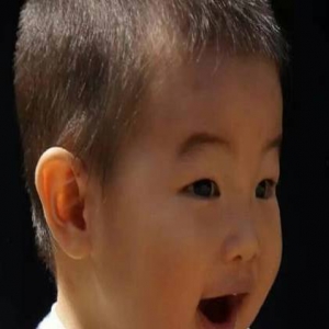 “侵权版”维尼熊？沙溢儿子小鱼儿撞脸卡通人物