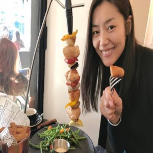 刘雯维秘秀后变身吃货 网友：终于可以吃肉啦！