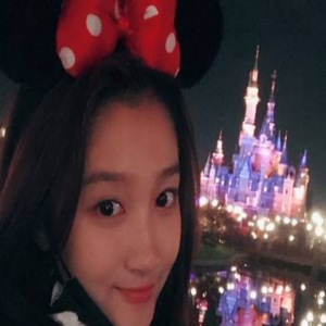 关晓彤晒九宫格美照 逛“童话世界”少女心爆棚