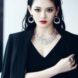 大S穿深V宣布复工 衣品垮了这么久还能美回去？