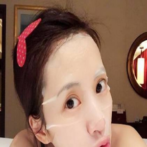 阔太李念贴面膜嘟嘴自拍 皮肤白皙获赞：嫩出水了