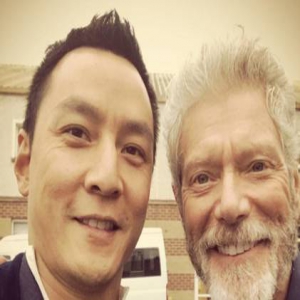 直男！吴彦祖晒与好友合影 仰拍角度遭网友吐槽