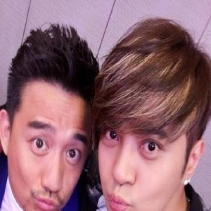 罗志祥黄磊自拍嘟嘴卖萌 网友：只看见四只大卧蚕