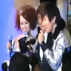 惊喜！林俊杰突袭好友婚礼 新郎落泪紧抱对方