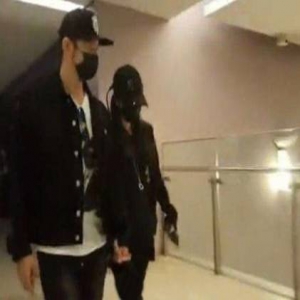 黄晓明带Baby逛台北故宫博物院 穿情侣装牵手超甜蜜