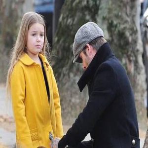 贝克汉姆蹲地为女儿穿衣 小七的表情亮了(图)