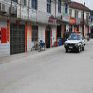 河南一司机向警车内扔钱诬陷交警 被拘7日