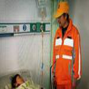 43岁女环卫工被16岁女孩踢伤腰 警方：扫地扬尘引发