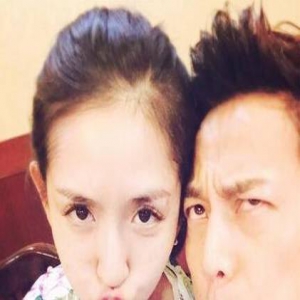 互怼！谢娜拍好友赶高铁背影照 何炅：你腿短快跟上