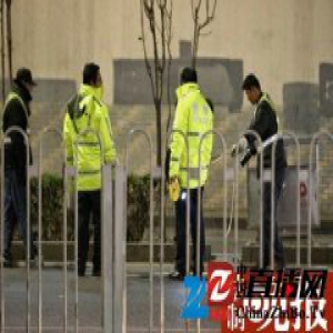 北京一宝马车深夜冲撞公交站乘客 至少1人遇难