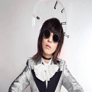 田馥甄另类写真曝光 戴墨镜凹造型撞脸陈羽凡