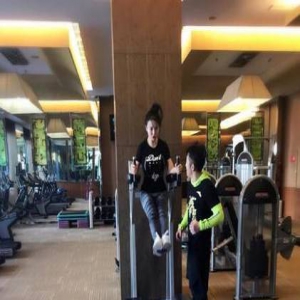 冉莹颖邹市明健身 晒美食照称：感谢明哥赏我西兰花