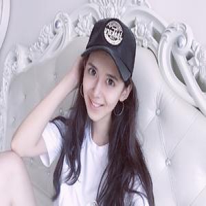 北影女神晒写真 网友惊呼戚薇杨颖合体(图)