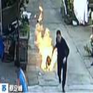 男子拖着火煤气罐狂奔：“要牺牲就我一个人飞上天”