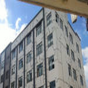 云南一高校新宿舍楼现大面积裂纹 校方：正常(图)