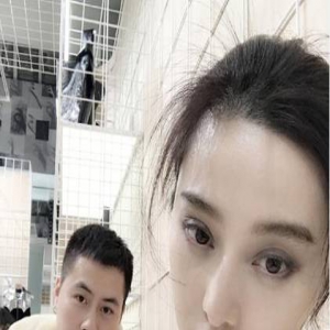 范冰冰秀美艳自拍，不过身边的男人竟不是李晨