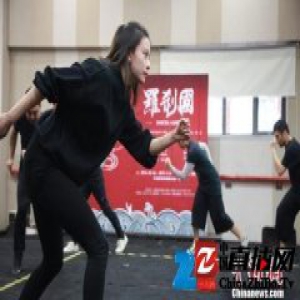 话剧《罗刹国》用形体现代表达让传统文化“活”起来