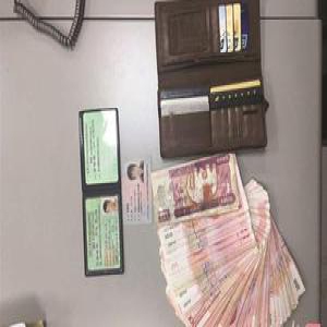 小学生捡到8000元现金 让妈妈交给警察叔叔