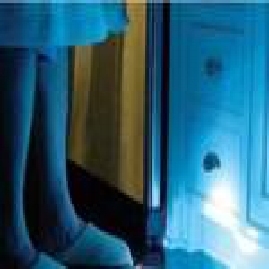 保姆半夜上厕所被陌生男子用枪指头 夺枪猛砸对方