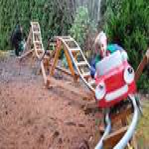 这个爷爷厉害了！美退休工程师为孙子自建3座过山车