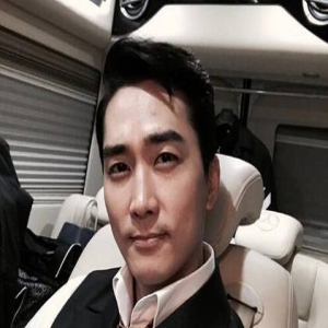 宋承宪穿着绅士享用晚餐 网友：和刘亦菲一起？