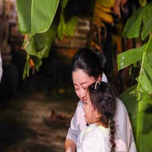 阿拉蕾妈妈挺孕肚探班，母女齐聚画面温馨(图)