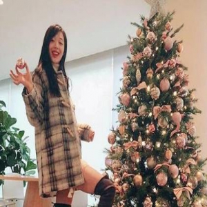 崔雪莉提前过圣诞 穿过膝长靴秀完美身材(图)