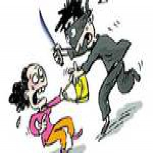 男子拦路抢劫凑路费回家奔丧 竟然还有心思劫人美色