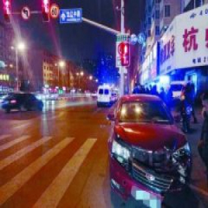 急救车载心梗患者闯红灯撞私家车 竟被判负全责