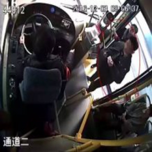 公车上被问包里有什么 男子称炸弹最后被拘留了