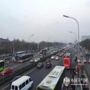 北京今日有8级阵风 中午前霾将减弱消散