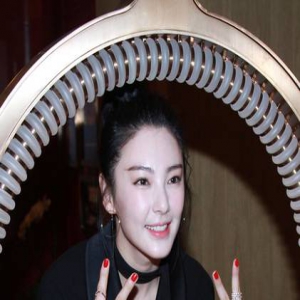 张雨绮黑衣衬冰肌 秀流利英文无压力