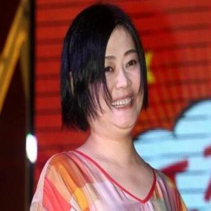 当年她红极一时，嫁给诈骗犯后，只能与女儿租房度日