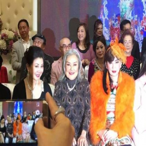 仨女星加起来217岁，竟为了一个座位撕起来