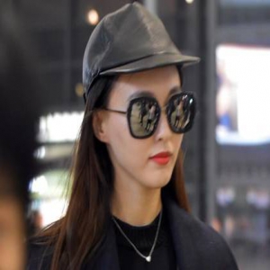 唐嫣公布恋情后现身 抱玩偶难掩好心情