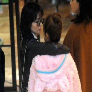 四美齐聚成靓丽风景线 刘涛与杨紫说悄悄话霸气十足