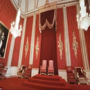 中国学生带刀闯英白金汉宫被捕 警方指精神失常