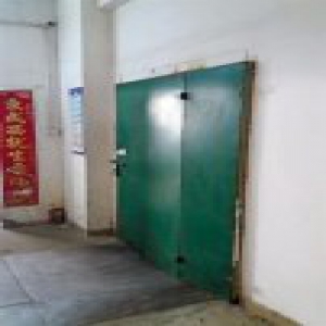 深圳两男子被困工厂货梯 一人扒门逃生坠亡(图)