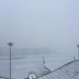 乌鲁木齐国际机场因大雾滞留逾五千旅客 取消航班19架次