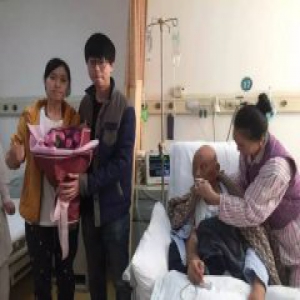 为病危父亲不留遗憾 河南女护士举办病房中的婚礼