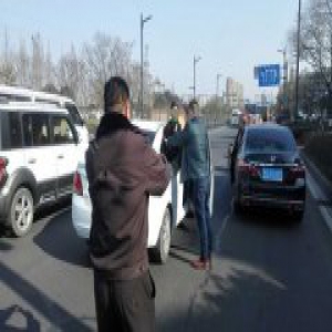 女子车中被胶带绑手封嘴似探身求救 连云港一城管截车报警