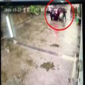 太可怕！全程不到1分钟 大白天女子被强行拽上轿车