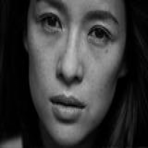 章子怡纯素颜登上倍耐力年历 她的素颜美轻易学不来