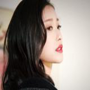 你还在纠结染什么颜色 女神们都在回归黑发啦！