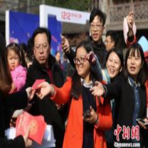 南京年轻人街头抢红包狂欢“双十二”