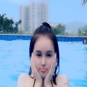 赵本山女儿晒比基尼泳照：波涛汹涌事业线惊人(图)